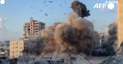 Copertina di Un altro palazzo colpito dall’esercito israeliano a Gaza City – Video