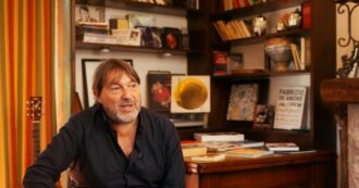 Copertina di Bookolica, Sigfrido Ranucci a casa di Fabrizio De André: “In questo momento il mondo avrebbe bisogno dei suoi messaggi”