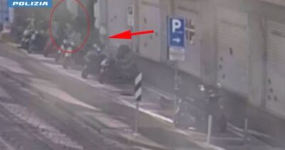 Copertina di Una donna di 87 anni rapinata in centro a Milano, fermato 24enne mentre tentava di lasciare la città