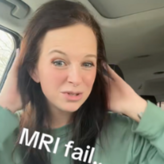 “Ho fatto una risonanza magnetica con le extentions e mi si sono strappate, nessuno mi aveva avvisata”, la tiktoker si lamenta ma i commentatori rispondono: “Ti chiedono se hai del metallo, la colpa è tua”