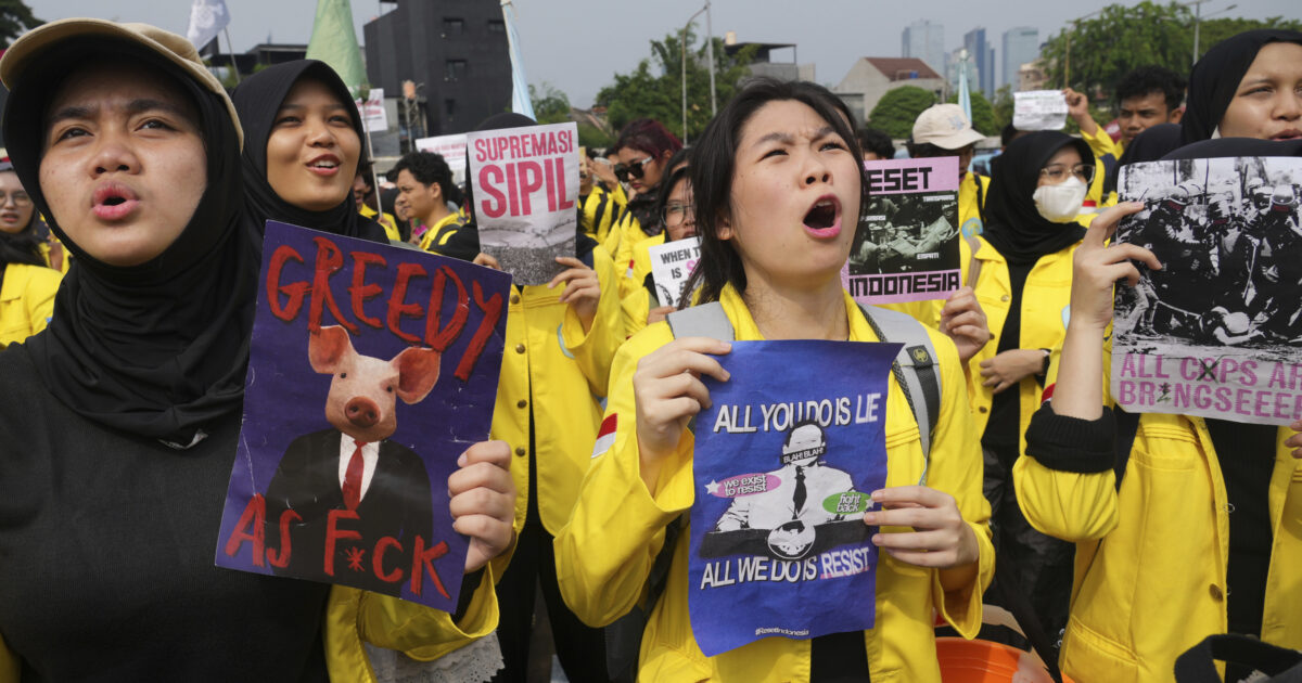 rivolta in indonesia studenti donne e lavoratori in piazza contro oligarchia sprechi e repressione gestita dai corpi paramilitari