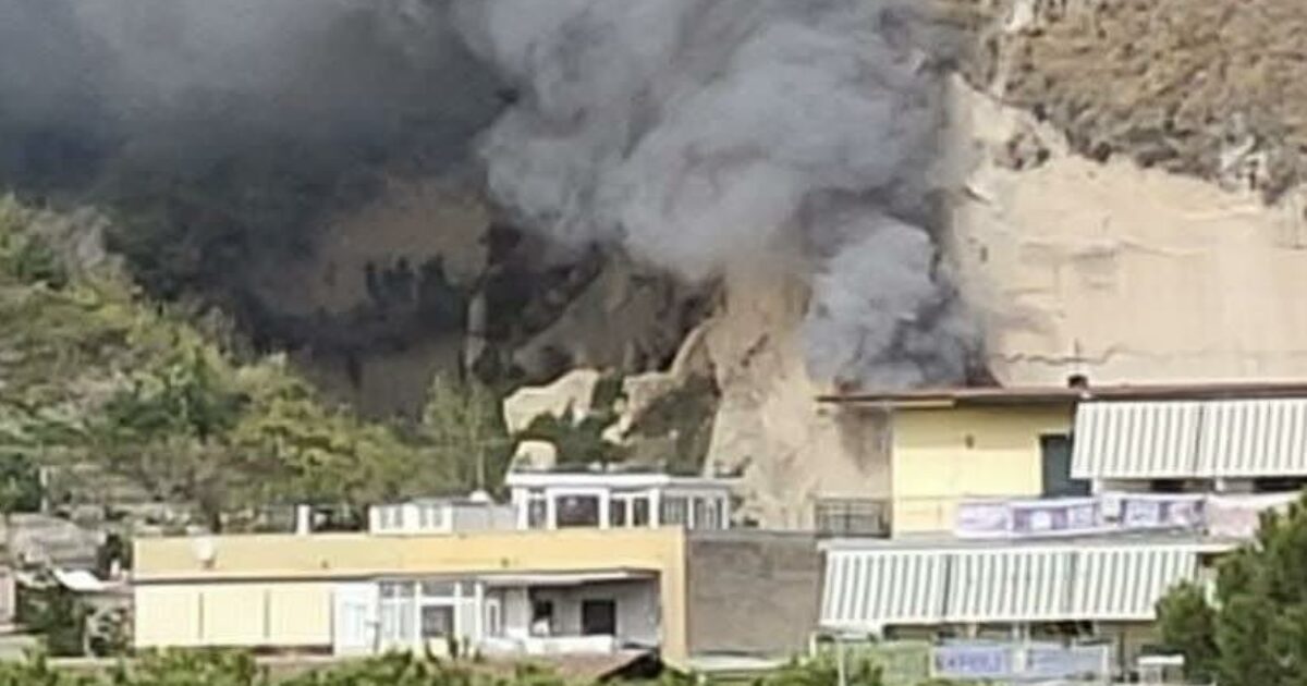 Esplode una fabbrica di fuochi d’artificio a Pianura: un morto e 2 vigili del fuoco feriti