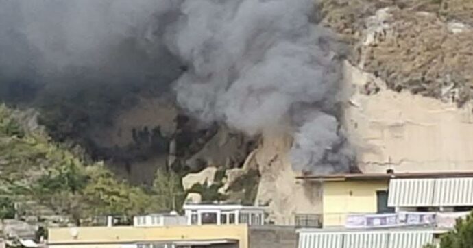 Esplode una fabbrica di fuochi d’artificio a Pianura: “Diversi feriti tra i soccorritori”