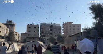 Copertina di Su Gaza City piovono i volantini dell’esercito israeliano, Tel Aviv invita i palestinesi ad abbandonare le loro case