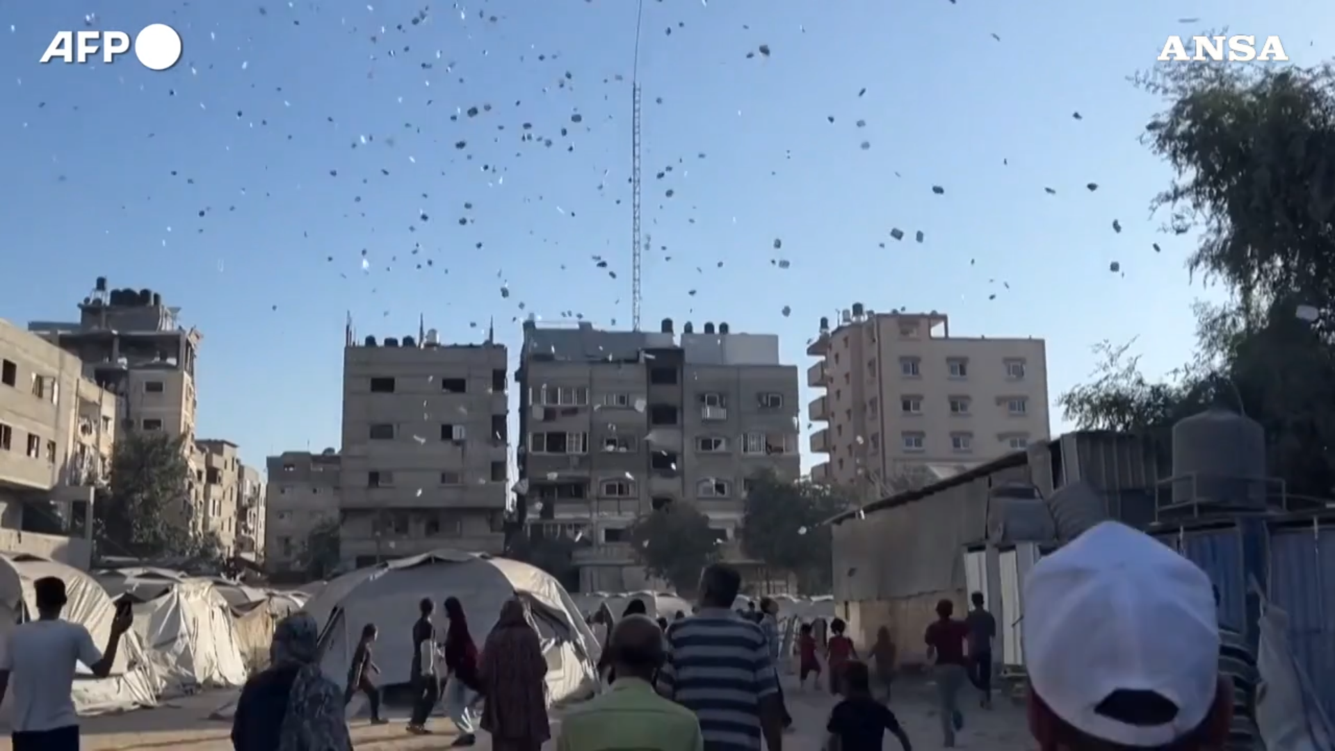 Su Gaza City piovono i volantini dell’esercito israeliano, Tel Aviv invita i palestinesi ad abbandonare le loro case