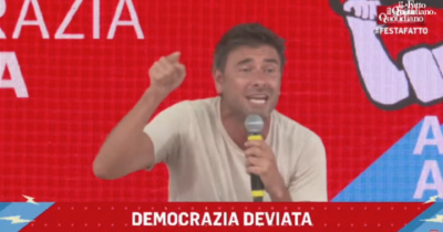 Copertina di Di Battista alla festa del Fatto: “Meloni? Si vanta di accogliere bambini orfani di Gaza ma ospita soldati israeliani che hanno ucciso i loro genitori”