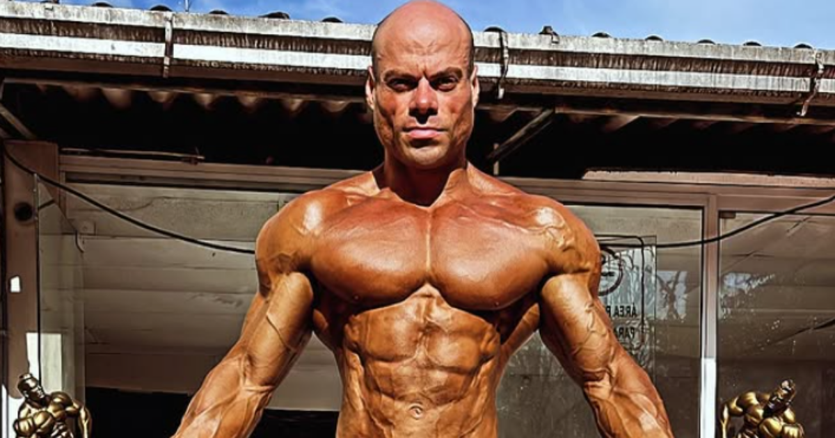 “Accoltellato durante una lite con la fidanzata, ha cercato di scappare per le scale, c’erano tracce di sangue sui muri”: campione di bodybuilding muore a 41 anni