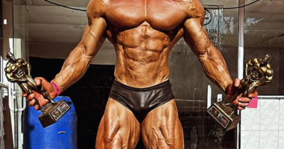Copertina di “Accoltellato durante una lite con la fidanzata, ha cercato di scappare per le scale, c’erano tracce di sangue sui muri”: campione di bodybuilding muore a 41 anni