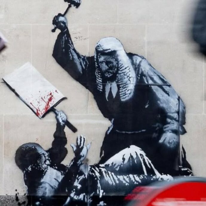 Giudice colpisce un manifestante con il martelletto: Banksy torna con un nuovo murale ma viene subito coperto. Il significato dell’opera