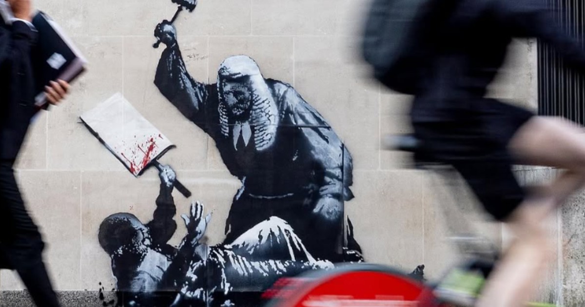 Giudice colpisce un manifestante con il martelletto: Banksy torna con un nuovo murale ma viene subito coperto. Il significato dell’opera