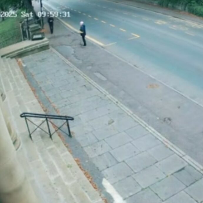 Crolla la facciata di una chiesa, blocchi di pietra precipitano a terra a pochi passi dai passanti: tragedia sfiorata in strada