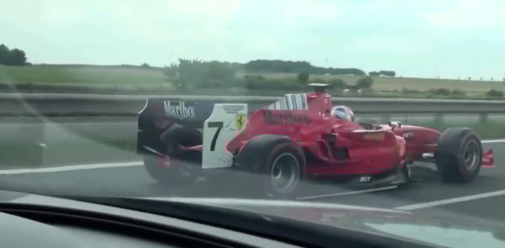 Sfreccia in autostrada con una finta Ferrari di Formula 1: fermato dopo 6 anni