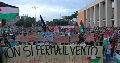 Copertina di Migliaia di persone in piazza a Roma per sostenere la missione della Global Sumud Flotilla: “Se li toccano, blocchiamo tutto”