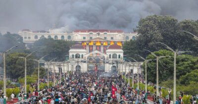 Copertina di Social vietati: la Gen Z dà fuoco ai palazzi. Oltre 21 morti, uccisa la moglie del premier