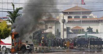 Nepal, la Gen Z dà fuoco al Parlamento e alle case dei politici dopo il blocco dei social. Il premier si dimette