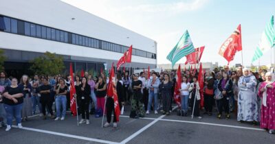 Copertina di Bologna, i dipendenti di Yoox scioperano contro i licenziamenti. “Adesione altissima”