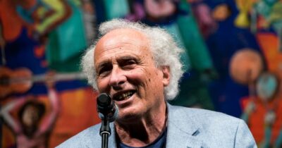 Copertina di Morto Stefano Benni, addio allo scrittore di “Bar Sport” e “La compagnia dei celestini” che amava inventare giochi di parole