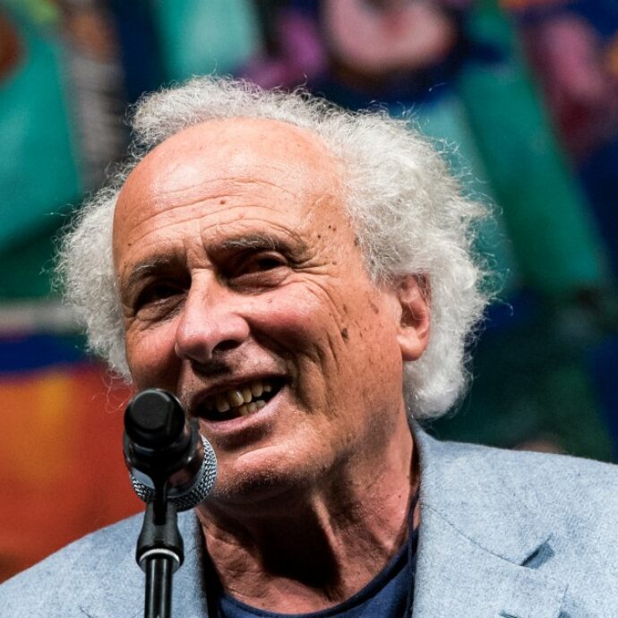 Morto Stefano Benni, addio allo scrittore di “Bar Sport” e “La compagnia dei celestini” che amava inventare giochi di parole