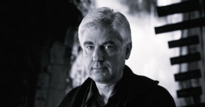 Copertina di È morto Stuart Craig, premio Oscar e scenografo de Il paziente inglese e Harry Potter: “Hogwarts era la sua creazione, senza di lui non sarebbe stato possibile”