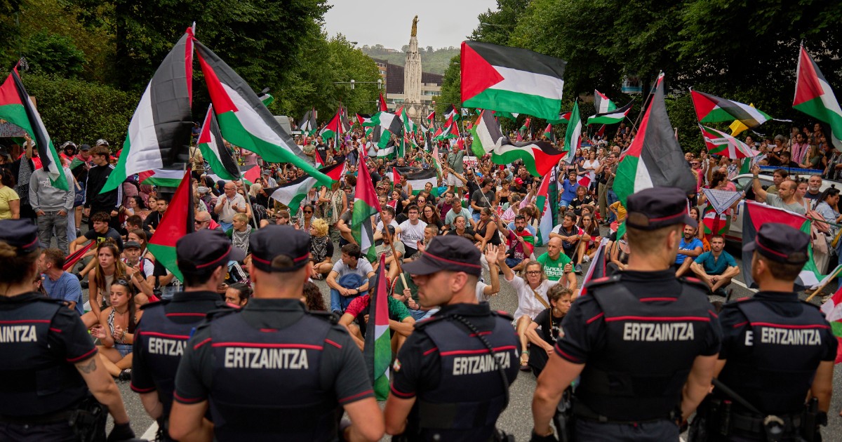 altre proteste pro palestina alla vuelta di spagna gara accorciata di 8 km 200 la seconda volta in meno di una settimana