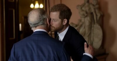 Copertina di “Re Carlo ha messo in chiaro che Harry non può essere un reale a metà, non ha intenzione di andare contro le decisioni della regina Elisabetta”: il retroscena