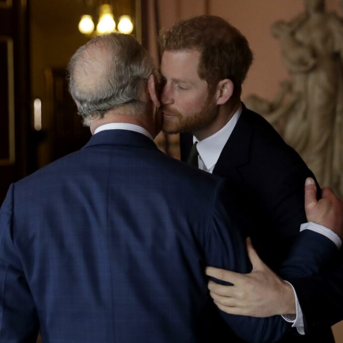 “Re Carlo ha messo in chiaro che Harry non può essere un reale a metà, non ha intenzione di andare contro le decisioni della regina Elisabetta”: il retroscena