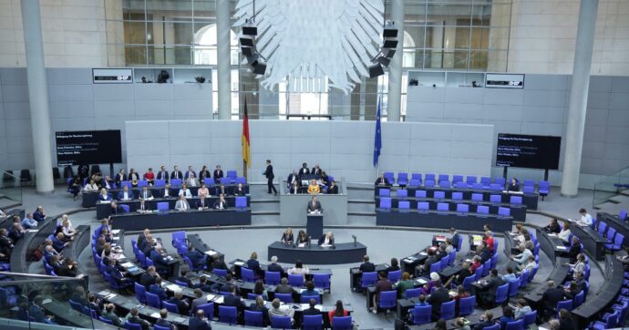 Multe raddoppiate agli assenteisti, niente cellulare con i dibattiti in Aula: il Bundestag mette in riga i deputati tedeschi