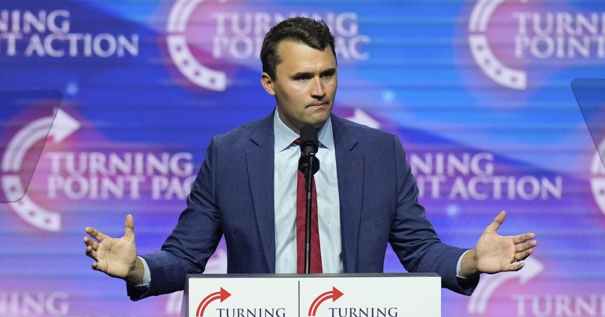 Usa, l’attivista trumpiano Charlie Kirk colpito da uno sparo: l’attentatore “è in custodia”. Il tycoon: “Preghiamo per lui”