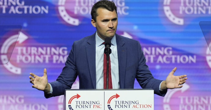 Charlie Kirk, la violenza va condannata ma bisogna resistere alla santificazione automatica
