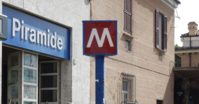 Copertina di Uomo spinto sui binari della metropolitana: si salva dopo volo di oltre un metro