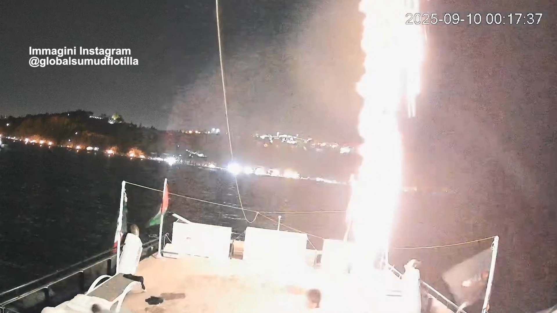 Le urla, poi la fiammata: secondo attacco alla Global Sumud Flotilla. Il video dalle telecamere sull’imbarcazione Le urla, poi la fiammata: secondo attacco alla Global Sumud Flotilla. Il video dalle telecamere sull’imbarcazione