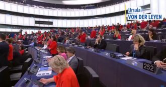 Copertina di Eurodeputati dei Verdi, Sinistra e Socialisti in piedi con magliette rosse mentre parla von der Leyen: il sostegno a Gaza – Video