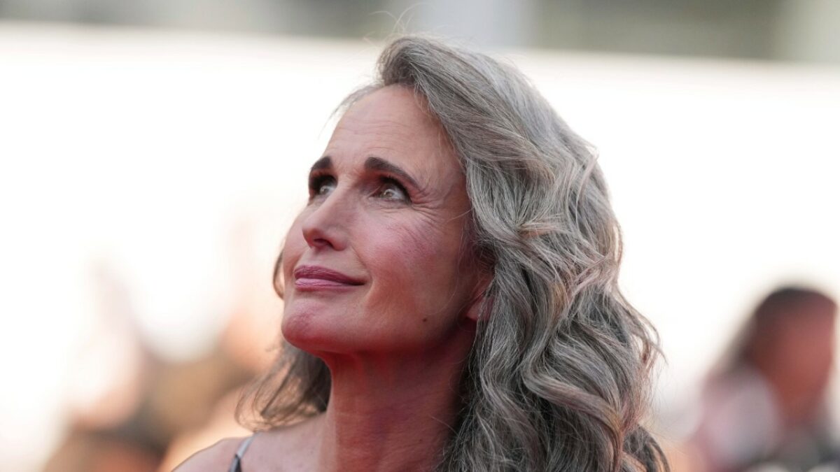 “Non mi piace questa tendenza della magrezza. Penso che essere forti sia bellissimo, io voglio avere cosce forti. Noi donne mature? Se non ci includete, perdete tantissimo”: parla Andie MacDowell