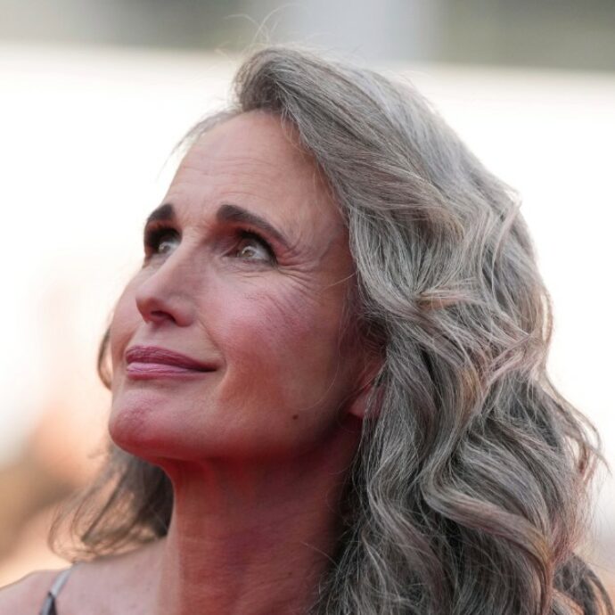 “Non mi vergogno di invecchiare. Ho l’aspetto che dovrei avere alla mia età”: il potente messaggio di Andie MacDowell