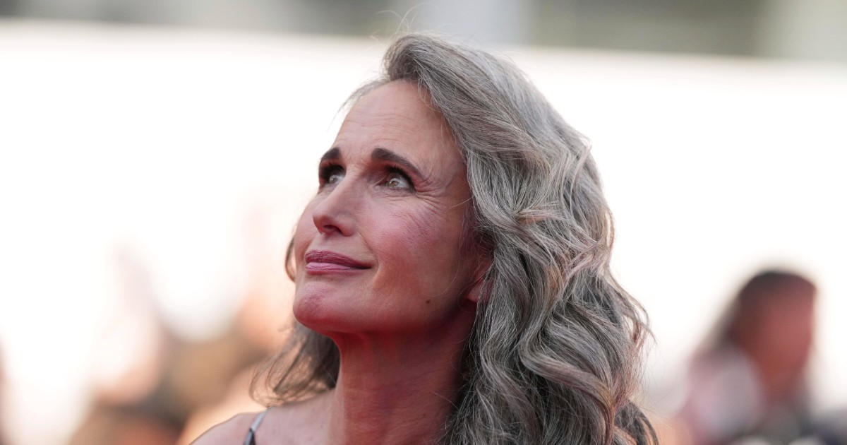 “Non mi vergogno di invecchiare. Ho l’aspetto che dovrei avere alla mia età”: il potente messaggio di Andie MacDowell “Non mi vergogno di invecchiare. Ho l’aspetto che dovrei avere alla mia età”: il potente messaggio di Andie MacDowell