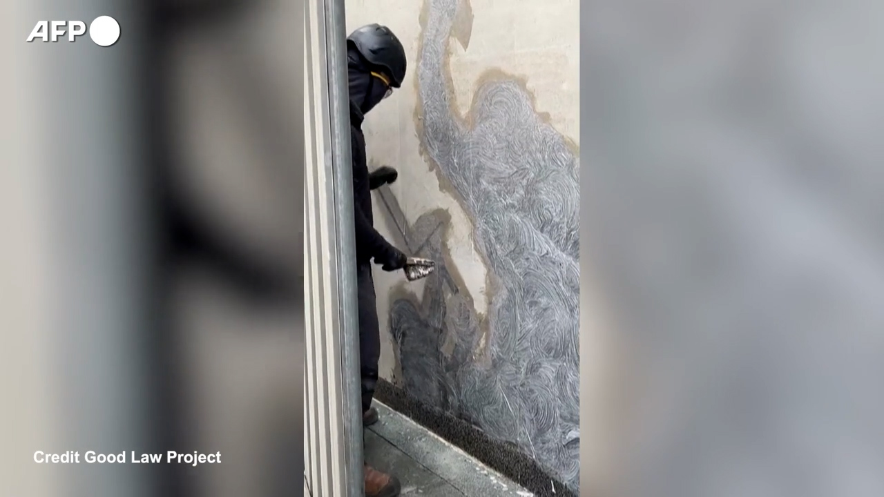 Cancellato il nuovo murales di Banksy dalla facciata della Royal Courts of Justice di Londra – Video