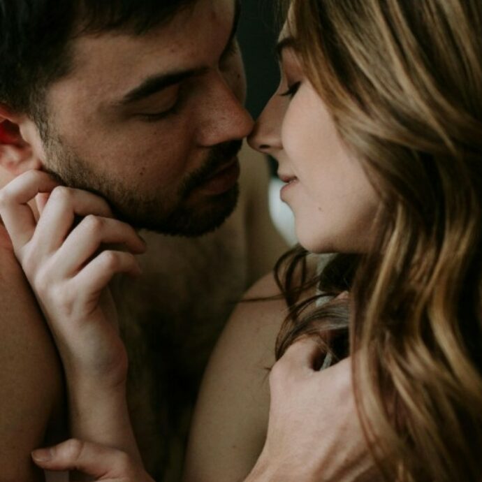 Fanno sesso sui gradini della chiesa “senza nemmeno soffocare le urla di piacere”: coppia denunciata per atti osceni in luogo pubblico