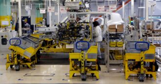 Stellantis, la grande fuga dall’Italia: 800 milioni per ridurre i lavoratori