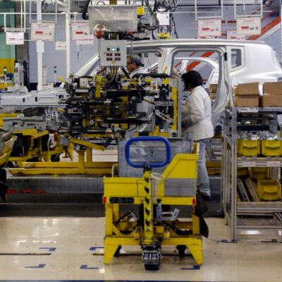 Copertina di Stellantis, la grande fuga dall’Italia: in quattro anni 10mila dipendenti e mezzo milione di auto in meno. 800 milioni per ridurre i lavoratori