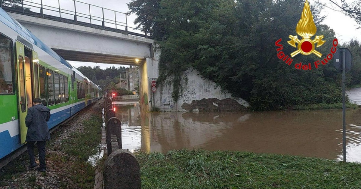nubifragi e danni da nord a sud treno fermato a lecco poco prima di una voragine