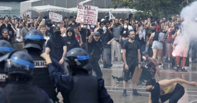 Copertina di “Blocchiamo tutto”, la rivolta della Francia che non ne può più: basta Macron