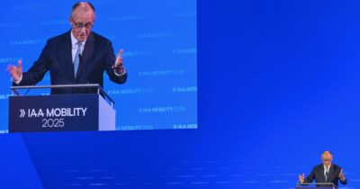 Copertina di Merz frena sull’elettrico al Salone di Monaco: “La Germania non può inseguire la transizione”. Lo scoglio Von Der Leyen