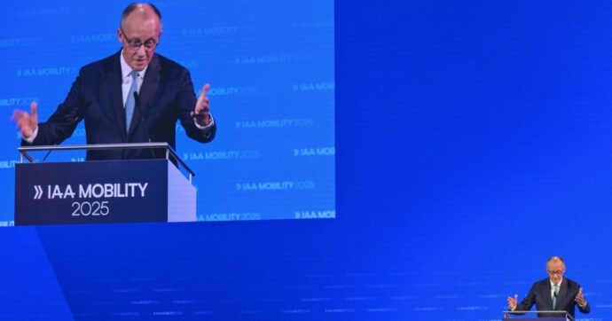 Merz frena sull’elettrico al Salone di Monaco: “La Germania non può inseguire la transizione”. Lo scoglio Von Der Leyen