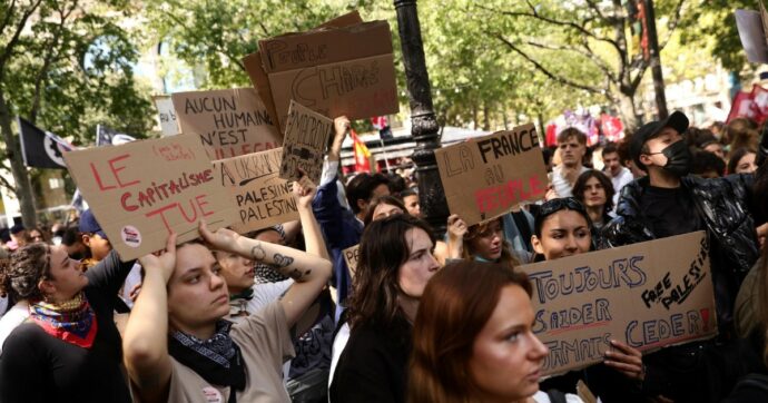 “Blocchiamo tutto”, proteste in tutta la Francia. Scontri tra polizia e manifestanti: 300 arresti. Chiusa una parte del Louvre