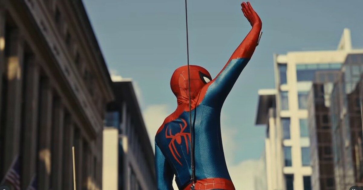 La “denuncia” di Tom Holland: “Il nuovo costume di Spider-Man ha un odore di muffa”