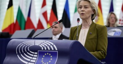 Copertina di Von der Leyen: “L’Europa lotta per il suo futuro. Sospendere parte dell’accordo Ue-Israele, sanzioni ai ministri estremisti e ai coloni violenti”