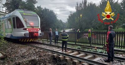 Copertina di Crisi climatica – Nubifragi e danni da Nord a Sud. Treno fermato a Lecco prima di una voragine. Frana all’Elba con 200 persone isolate