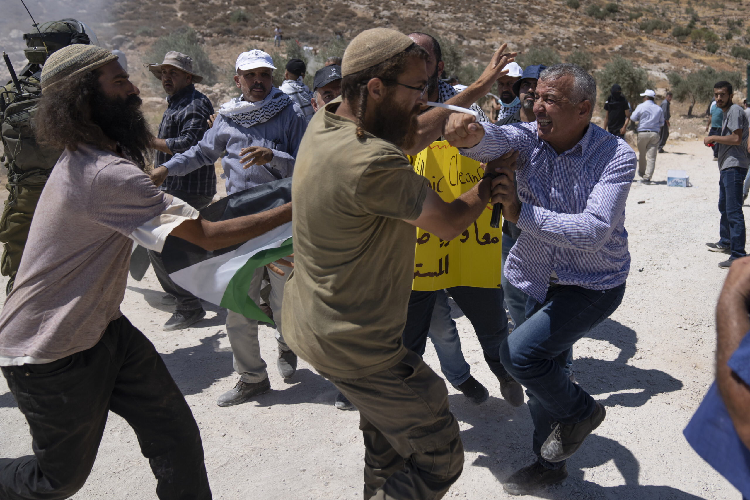 arrivano di notte e distruggono tutto cisgiordania il racconto delle violenze di soldati e coloni israeliani e il piano politico che c8217232 dietro