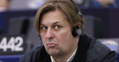 Copertina di Il Parlamento tedesco revoca l’immunità al deputato di AfD Maximilian Krah: è accusato di aver ricevuto soldi dalla Cina