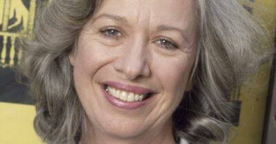 Copertina di È morta Polly Holliday ,l’indimenticabile cameriera Flo della sit-com “Alice” che diceva sempre “Baciami il semolino!”